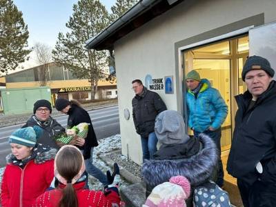 Mathias berreichte Reiner Schtz einen Geschenkkorb als kleines Dankeschn fr die sehr interessanten Einblicke.