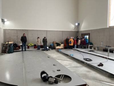 Die vorbereiteten Bden der jeweils 300m groen Edelstahlbehlter liegen zum Schweien bereit...